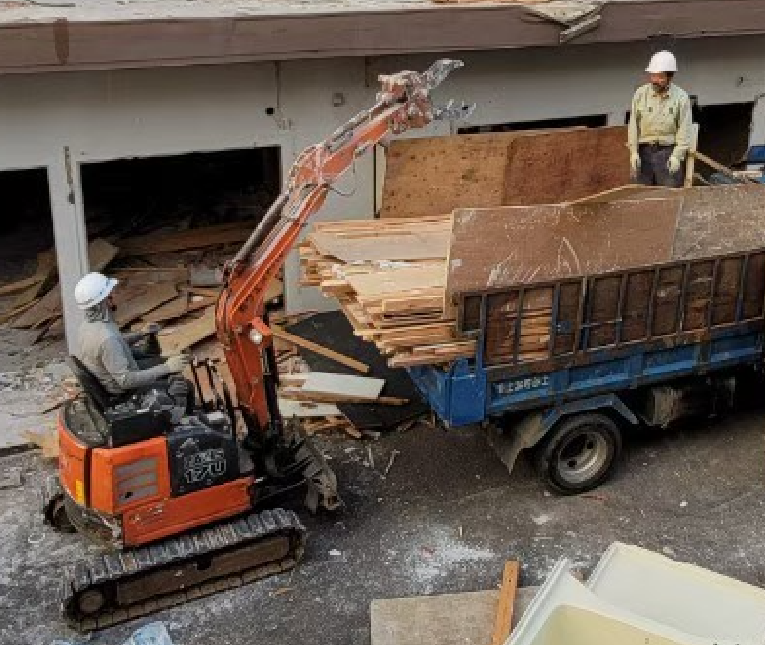 解体工事中の木材の運び込み