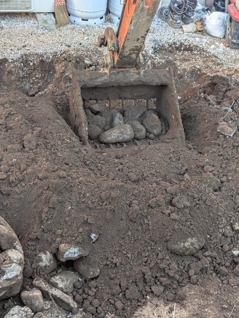 昭島市美堀町の住宅解体工事で地中のコンクリートを撤去する作業の様子