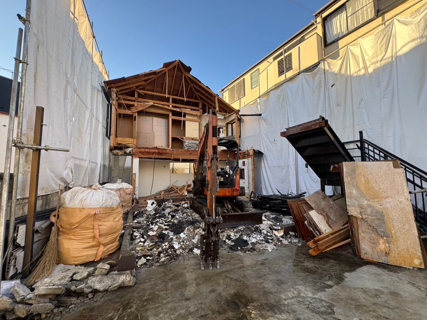 世田谷区太子堂の解体工事現場で、廃材を分別しながら作業を進めている様子