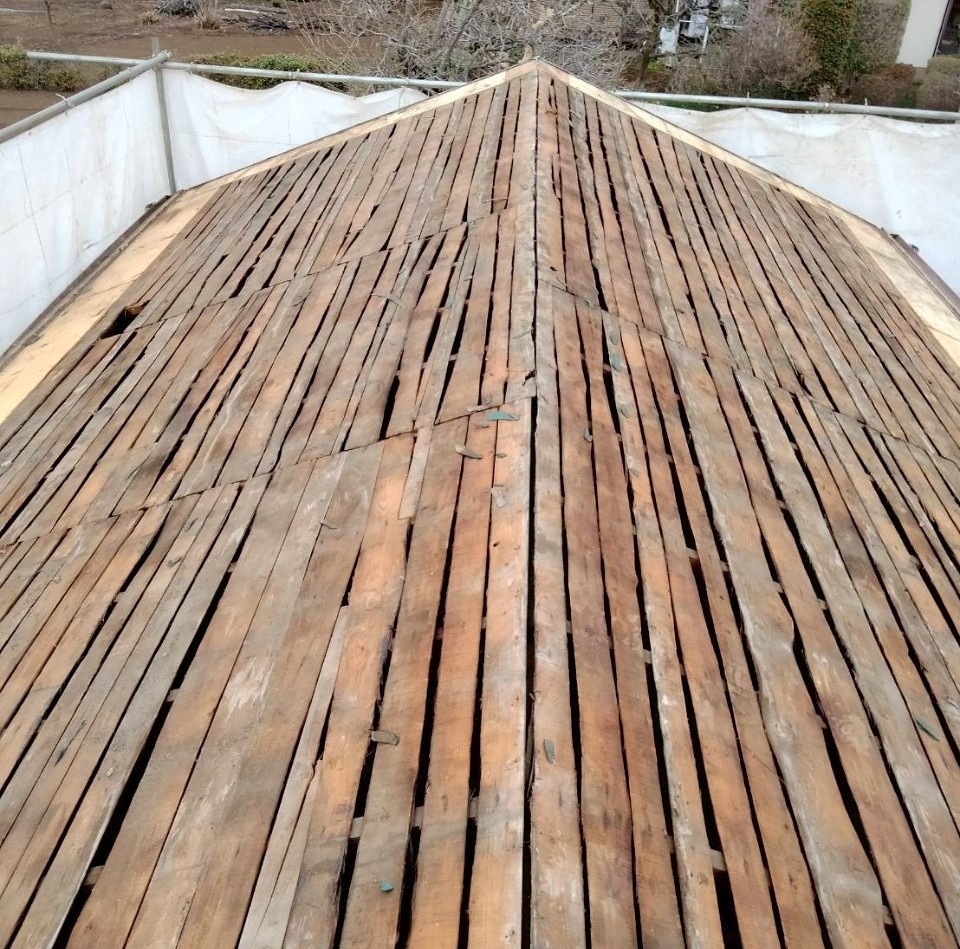 武蔵村山市三ツ木の住宅解体工事で屋根材を丁寧にはがし分別している様子