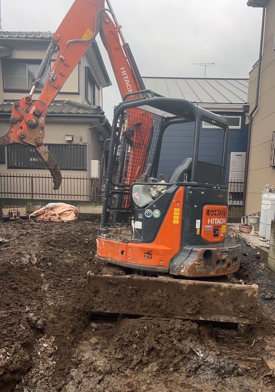 西多摩郡瑞穂町長岡の解体工事現場で基礎撤去作業を行う重機の様子
